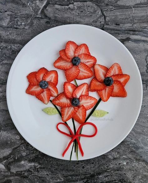 Cute Food For Kids, Simple Bouquet, The Best Snacks, Wedding Snacks, Food For Kids, Candy Eyeballs, Best Snacks, Fruit And Veggies, Food Art For Kids