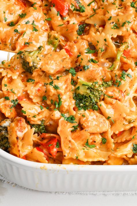 Louisiana Chicken Pasta Bake - Bad Batch Baking - Restaurant Copycat Recipes & Family Favorites Chicken Pasta With Peppers, Alfredo Chicken Pasta, Pasta With Peppers, Cajun Alfredo, Louisiana Chicken, Louisiana Chicken Pasta, Batch Baking, Chicken Pasta Dishes, Restaurant Copycat