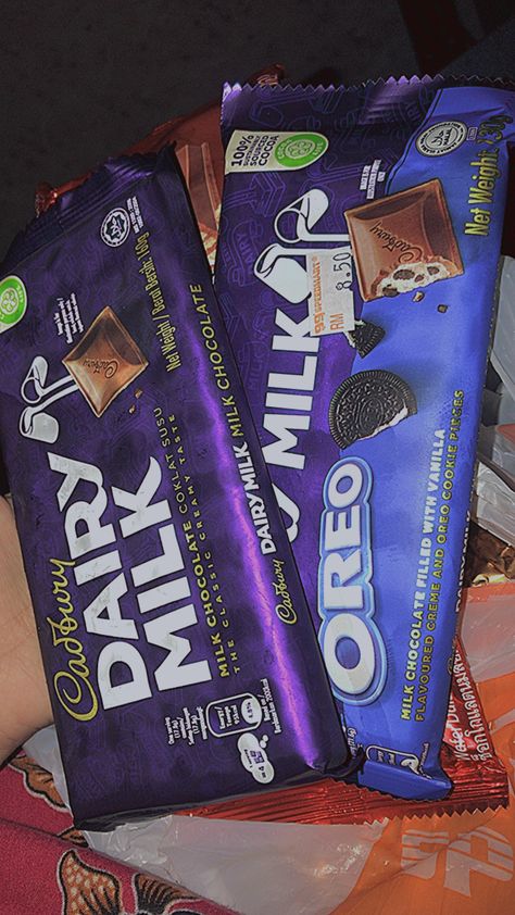 Dairy Milk Oreo Chocolate, Dairy Milk Chocolate Aesthetic, Chocolate Prank, Coklat Dairy Milk, Chocolate Cadbury Dairy Milk, Coklat Cadbury, Food Prank, Boyfriend Haircut, Woolworths Food