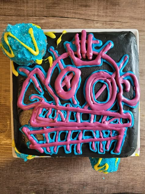 My teen's 16th Birthday Cake. We love this show! 🤘 All buttermilk icing and the crystals are cake pops! Arcane Food Ideas, Arcane Cake Ideas, Grunge Cake Ideas, Arcane Birthday Party, Arcane Birthday Cake, Arcane Cake, Arcane Birthday, League Of Legends Cake, Buttermilk Icing