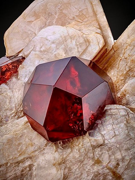 Spessartine Garnet, Minerals Crystals Rocks, Garnet Crystal, Rock Minerals, Fine Minerals, Pretty Rocks, Mineral Stone, Minerals And Gemstones, Rocks And Gems