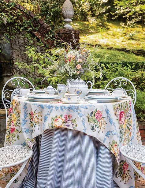 Tea Party Centerpieces, Garden Party Ideas, Afternoon Tea Tables, Royal Tea Parties, Autumn Is Coming, Tea Party Table, Party Photoshoot, Royal Tea, Summer Tea