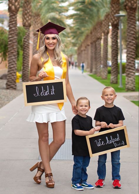 Graduation Pictures While Pregnant, Mom Graduates College Pictures, Graduating Mom Pictures, Lvn Graduation Photos, Mom Son Graduation Photos, Grad Photo Ideas With Family, Mommy And Daughter Graduation Pictures, Nursing Graduation Pictures With Family, College Graduation Family Pictures