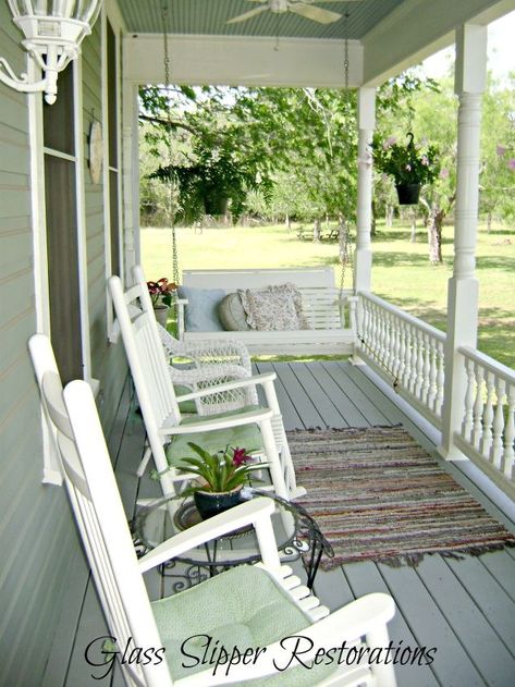 Rustic Farmhouse Front Porches, Farmhouse Front Porch Decorating, Farmhouse Front Porch Decor, Farmhouse Porch Decor, Porch Sitting, Building A Porch, Victorian Farmhouse, Casa Country, Country Porch