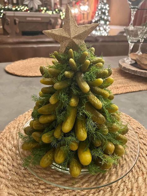 How To Make A Pickle Tree, Dill Pickle Christmas Tree, Pickle Christmas Tree, Pickle Tree Charcuterie, Pickle Christmas Tree Appetizer, Pickle Charcuterie Board Ideas, Pickle Tree Appetizer, Pickle Bar Wedding, Charcuterie Trees