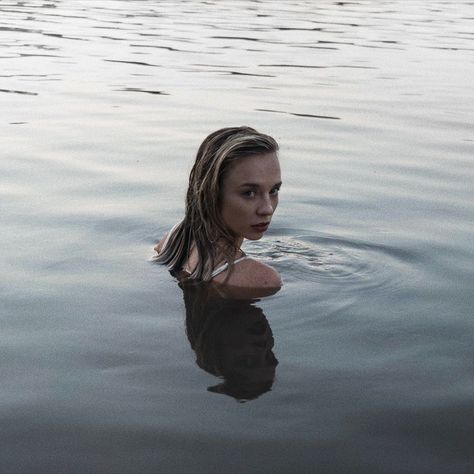 This lady of the lake killed this Halloween photoshoot series. Creepy Lake, Lake Photoshoot, Lady Of The Lake, Halloween Photography, Beach Shoot, Halloween Photoshoot, Model Inspo, Lake Pictures, Photoshoot Concept