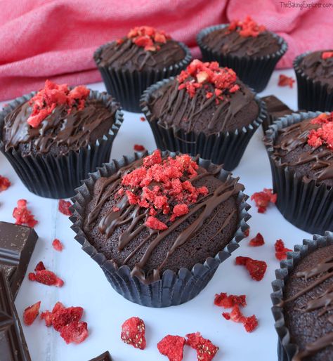 Double Chocolate & Strawberry Muffins Chocolate Strawberry Muffins, Muffins Decoration, Strawberry Fudge, Vegan Carrot Cake, Valentines Baking, Strawberry Kitchen, Simple Muffin Recipe, Strawberry Muffins, Vegan Carrot Cakes