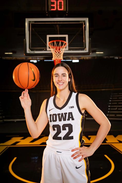 Basketball Pictures Poses, Iowa Basketball, Basketball Girlfriend, Iowa Hawkeye, Bola Basket, Basketball Photos, Caitlin Clark, Basketball Wallpaper, Final Four