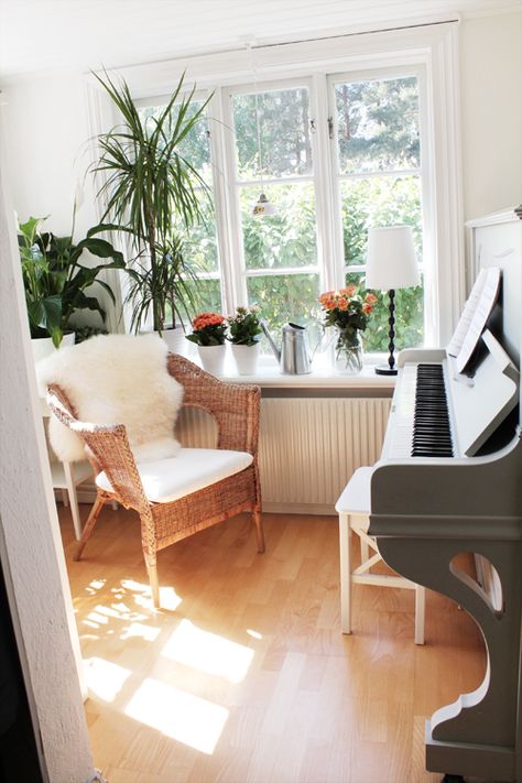 perfect piano room. Seagrass Chairs, Shabby Chic Modern, Huge Houses, Piano Room, Piano Keyboard, Relaxation Room, New Home Designs, Small Room, Living Room Style