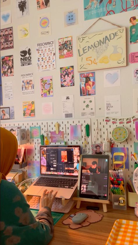 Genz Aesthetic Bedroom, Artsy Desk Setup, Gen Z Room Aesthetic, Colorful Desk Setup, Maximalist Desk Setup, K Pop Desk Ideas, Gen Z Room, Maximalist Desk, Uni Desk