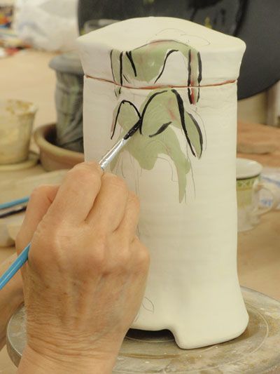 The Magic of Majolica: How to Create Vibrant Painterly Decoration on Pottery - Ceramic Arts Network Decorated Pots, Pottery Lessons, Ceramic Glaze Recipes, Majolica Pottery, Glazing Techniques, Pottery Handbuilding, Clay Studio, Wax Resist, Pottery Techniques