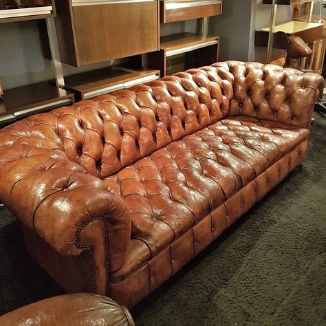 Tan Chesterfield Sofa, Classic Office Furniture, Bachelor Pad Decor, Vintage Chesterfield Sofa, Sofa Chester, Sectional Living Room Sets, Sofa Couch Design, Cool Teen Bedrooms, Vintage Leather Sofa