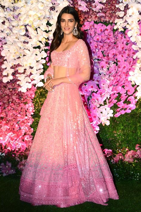 Bridal Lehenga Design, Rose Print Skirt, Bride Reception Dresses, Lehenga Design, Bridal Lehenga Designs, Lehnga Dress, Indian Bridal Lehenga, Pink Lehenga, Kriti Sanon