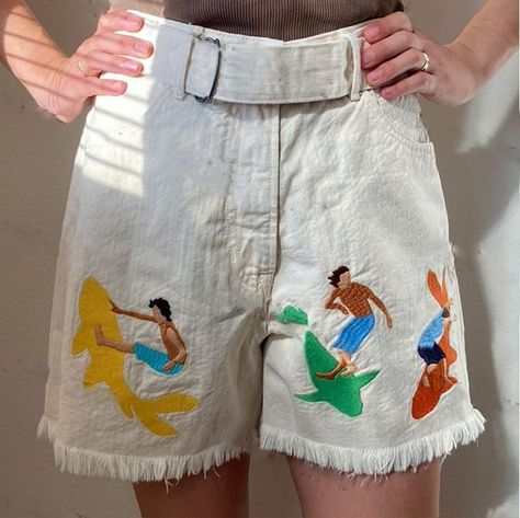 Surfing And Sharks Embroidery Shorts Introducing our elegant Surfing And Sharks Embroidery Shorts! Featuring intricate embroidery of sharks, these shorts are perfect for any beach day or surfing adventure. The comfortable fit and stylish design are sure to make a statement. Don't miss out on this unique and stylish addition to your wardrobe. Size:• S: Waist: 66cm/ 26.0 in. Length: 35cm/ 13.8 in• M: Waist: 70cm/ 27.6 in. Length: 37cm/ 14.6 in• L: Waist: 74cm/ 29.1 in. Length: 39cm/ 15.4 inMaterial: Denim Shark Outfit, Embroidery Shorts, Celana Fashion, Aesthetic Shorts, White Denim Shorts, Summer Ideas, Intricate Embroidery, Embroidered Shorts, Retro 90s