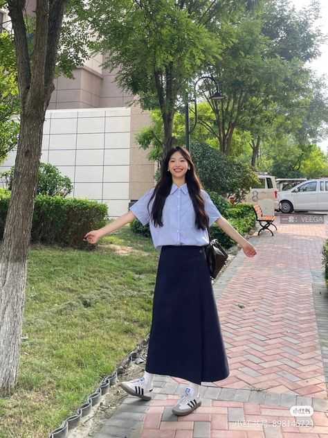 Univ Outfit, School Long Skirt, Long Navy Skirt, Classy Outfits For Teens, Study Outfit, Maxi Skirt Outfits, Casual Day Outfits, Easy Trendy Outfits, Photoshoot Outfits