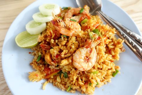 Yellow Curry Fried Rice with Prawns (Kao Pad Gaeng Garee Kung) Khao Pad, Prawn Fried Rice, Thai Food Recipes, Curry Fried Rice, Thai Recipes Authentic, Yellow Rice Recipes, Cooked Pineapple, Yellow Curry Paste, Yellow Curry