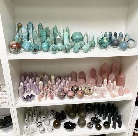 Decorating Home With Crystals, Cool Crystals Aesthetic, Crystal Collection Display, Carcase Iphone, Crystal Room Decor, Crystals Collection, Crystal Room, Magia Das Ervas, Crystal Altar