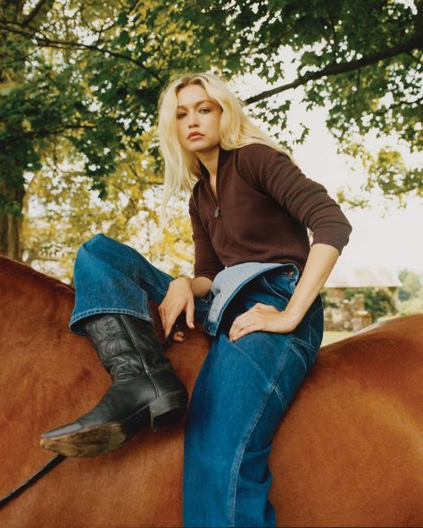 Gigi’nin Guest in Residence çekimlerini burada bulabilirsiniz!! Zayn Gigi, Equestrian Photoshoot, Cowgirl Photoshoot, Guest In Residence, Horse Photography Poses, Gigi Hadid Looks, Gigi Style, Gigi Hadid Outfits, Horse Fashion