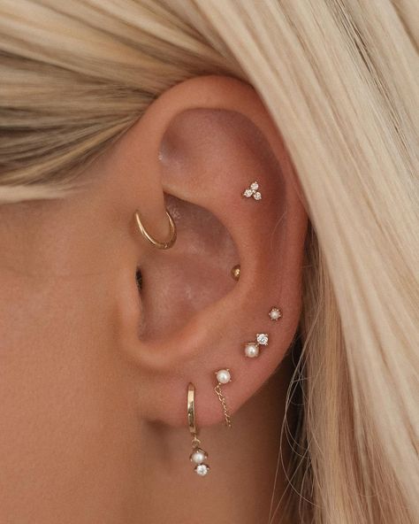 Flat Piercing Ideas Minimalist, Piercing Ideas Flat, Styled Piercings, Flat Earring Piercing, Flat Ear Piercings Ideas, Flat Piercing Ears, Multiple Ear Piercings Minimalist, Ear Piercings Flat, Flat Piercing Jewelry