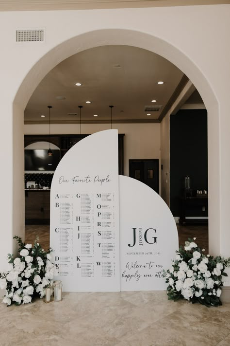 Name Backdrop Wedding, Arch Backdrop Seating Chart, Wedding Light Archway, Wedding Welcome Arch Sign, Wedding Signs And Seating Charts, Foam Backdrop Wedding, Diy Guest Seating Chart, Big Wedding Seating Chart, Wedding Welcome Seating Chart