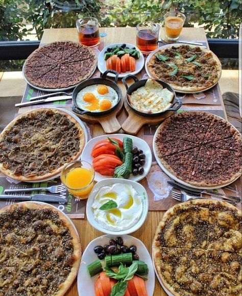 Arabic Breakfast, Lebanese Breakfast, Lebanon Food, Lebanese Cuisine, Catering Ideas Food, Food Crush, Lebanese Recipes, Ramadan Recipes, Food Table