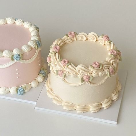 Pretty Piping Cake, Simple Pretty Cakes Aesthetic, Pretty Cakes Aesthetic, Cakes Aesthetic Vintage, Cake Decorating Aesthetic, Mini Vintage Cake, Round Vintage Cake, Mini Cakes Aesthetic, Aesthetic Cake Designs