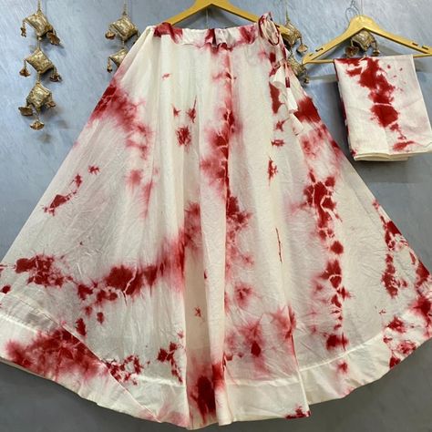 Tie Died Outfits Traditional, Tie Dye Outfit, Tye Dye Skirt, Saree Kuchu New Designs, Plain Sarees, Tie Dye Patterns Diy, Navratri Dress, Dye Patterns, Tie Dye Men