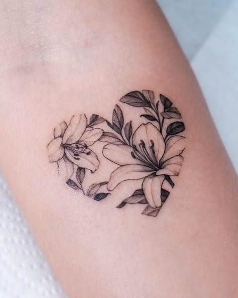 Heart With Flowers Tattoo, Heart Flower Tattoo, Black Heart Tattoos, Heart With Flowers, Heart Tattoo Wrist, Date Tattoos, Shape Tattoo, Heart Tattoos, Bff Tattoos