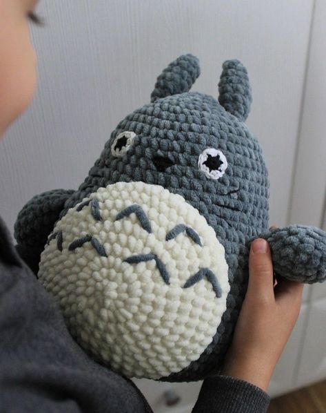 Totoro Crochet, Crochet Totoro, Easy Crochet Animals, Mode Crochet, Pola Amigurumi, Crochet Design Pattern, Kawaii Crochet, Beginner Crochet Projects, Crochet Fashion Patterns