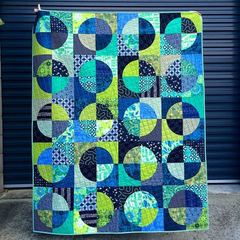 A few weeks ago I shared this blue and green drunkard's path quilt top. I think I got it basted pretty quickly after that but it has taken me a while to get it quilted. For this quilt I used a kind Blue And Green Quilt, Circle Quilt Patterns, Drunkards Path Quilt, Drunkards Path, Quilt Modernen, Circle Quilts, Batik Design, Green Quilt, Contemporary Quilts