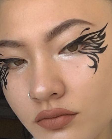 #goth #grunge #black #gothaesthetic #grungeaesthetic #makeup #eyeliner Halloweenský Makeup, Mekap Mata, Drag Make-up, Eyeliner Ideas, Makeup Looks To Try, Alt Makeup, Graphic Eyeliner, Smink Inspiration, Graphic Liner