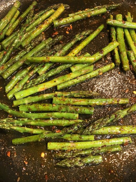 Spicy Asparagus Recipes, Spicy Asparagus, Easy Asparagus, Easy Asparagus Recipes, Asparagus Recipes Baked, Chef Boyardee, Asparagus Recipes, Kitchen Theme, Baked Asparagus