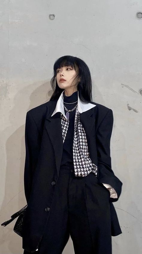 Woman Outfit Aesthetic, Black And White Costume, Woman Outfit, Style Bubble, Looks Street Style, Outfit Aesthetic, Tomboy Fashion, Mode Vintage, Teen Fashion Outfits