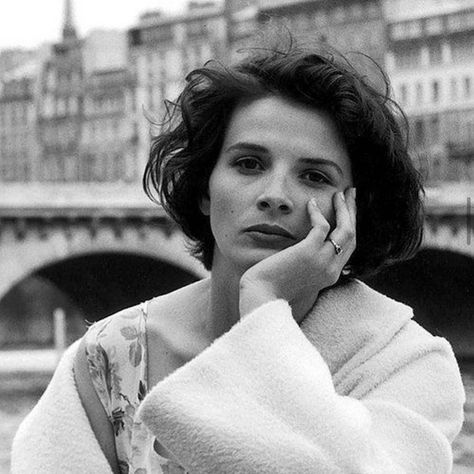 5,312 Likes, 49 Comments - the french vibes club (@frenchvibesclub) on Instagram: “«I live for the present always. I accept this risk. I don't deny the past, but it's a page to…” 90s Actors, Juliette Binoche, William Eggleston, Martin Parr, Robert Doisneau, Paris Photo, French Photographers, French Actress, Great Photographers