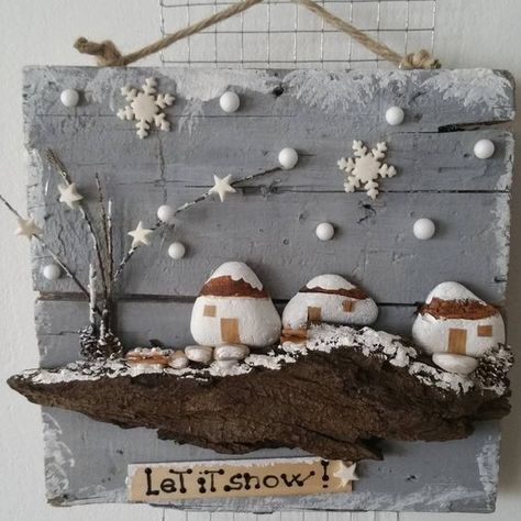 Christmas painting on stones and pebbles: 125 ideas for creativity with children Natal Natural, Navidad Natural, Craft Christmas Presents, Natural Christmas Decor, Christmas Rock, Painted Rocks Diy, Navidad Diy, Natural Christmas, Stone Crafts