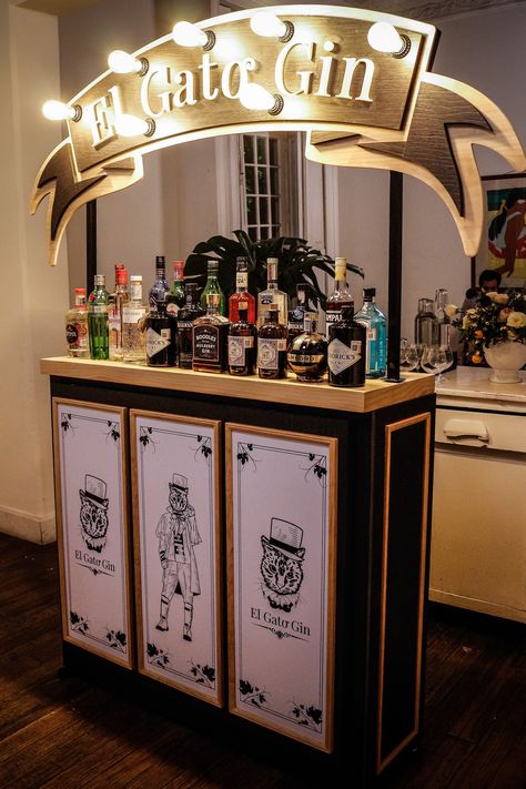 El Gato Gin: La barra móvil que todos los 'ginlovers' estaban esperando - Food & Pleasure Party Themes For Adults, Cofee Bar, Mobile Bar Cart, Barra Bar, Bar Deco, Adult Party Themes, Pallet Bar, Menu Design Template, Portable Bar