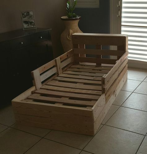 Toddler Bed pallets                                                                                                                                                                                 More Unique Toddler Beds, Pallet Toddler Bed, Wooden Toddler Bed, Bunk Beds For Kids, Diy Toddler Bed, Beds For Kids, Take A Rest, Pallet Beds, Box Bedroom