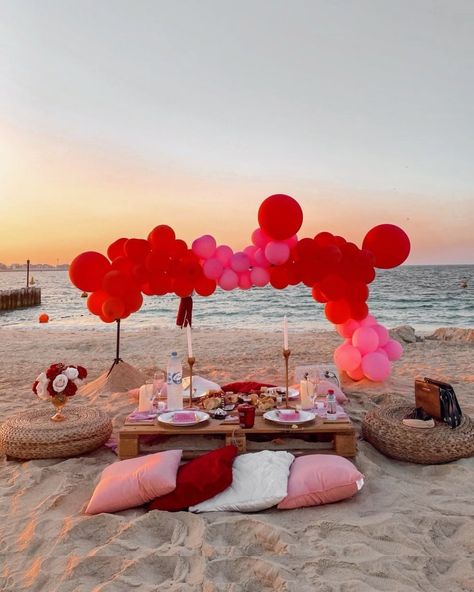 Aura Dubai, Picnic Rosa, Themed Picnic, Valentine Day Table Decorations, 18th Cake, 18th Bday, Girls Brunch, Red Beach, Red Party