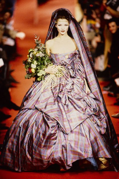 Vivienne Westwood Fall 1993, Wedding Dresses 90s, Vivienne Westwood Wedding Dress, Vivienne Westwood Wedding, Vivienne Westwood Fashion, Vivienne Westwood Dress, Runway Fashion Couture, Vivienne Westwood Anglomania, Naomi Campbell