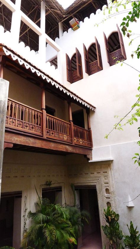 swahili architecture, kenya. Lamu House, Swahili House, Lamu Island, Lamu Kenya, Interior Balcony, African Architecture, Asian Architecture, Traditional Houses, Brick Architecture