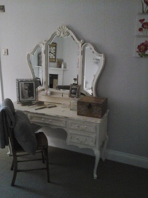 Vintage dressing table Apartment Manifestation, Bedroom Vanity Set, Light Bedroom, Cute Room Ideas, Pretty Room, Dreamy Room, Vintage Room, Room Design Bedroom, Dream Room Inspiration