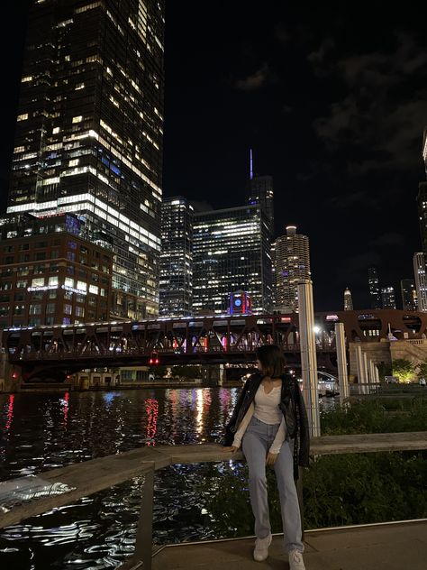 #city #chicago #riverwalk #love #travel #ootd #fashion #outfit #usa #nightlife #falloutfit #aesthetic #insta #citylights Chicago Aesthetic Outfits, Chicago Clothes, Chicago Aesthetic, Chicago Riverwalk, Travel Ootd, Chicago At Night, Chicago Outfit, Chi Town, Love Travel