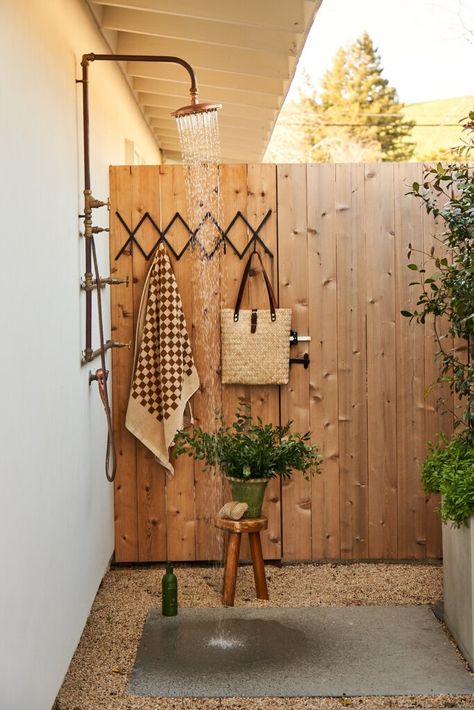 Interior Designer Creates "Outdoor Rooms" in Her Yardzen Yard | Yardzen Diy Outdoor Shower Ideas, Outdoor Shower Ideas, Outdoor Aesthetic, Beach Shower, Dream Yard, Outdoor Sauna, Outdoor Bathrooms, Built In Bench, Side Yard