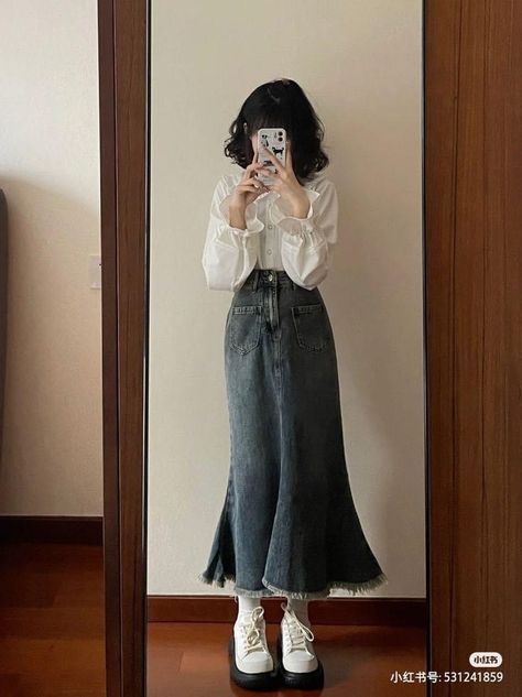 Outfit Long Skirt, Modest Girly Outfits, Outfit Classic, Shirt Elegant, Everyday Fashion Outfits, Decorative Elements, Simple Trendy Outfits, Double Take, Modest Fashion Outfits