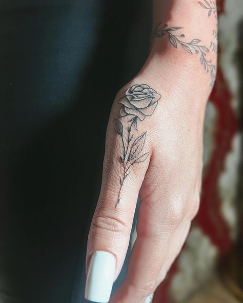 Rose On Finger, Thumb Rose Tattoo, Thumb Flower Tattoo, Name On Ring Finger Tattoo, Small Rose Hand Tattoo, Finger Tattoo Stencil, Fineline Tattoos, Dainty Tattoo, Thumb Tattoos