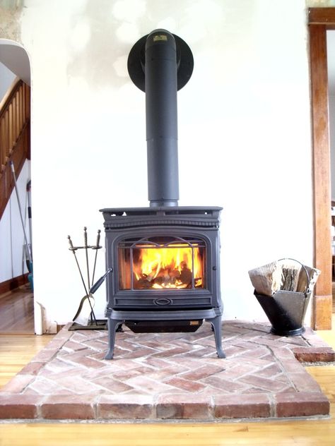 Stove Corner Ideas, Corner Wood Stove, Hearth Pad, Corner Stove, Wood Stove Hearth, Wooden Stove, Wood Burning Stoves Living Room, Metal Stove, Country Deco