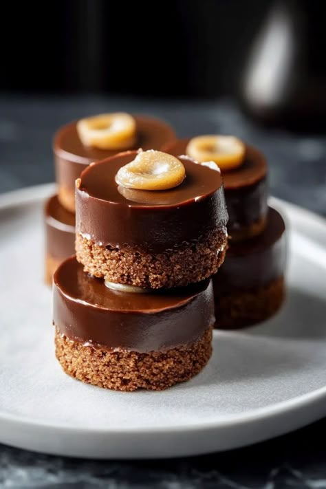 🍪🍫 Découvrez ces sablés caramel gianduja ! Croquants et fondants à la fois, ils sont remplis de saveurs riches et gourmandes. Parfaits pour un goûter ou pour satisfaire vos envies sucrées ! 😍 Gianduja Recipe, Fine Desserts, Mini Cake Recipe, French Baking, Caramel Desserts, Sweet Coffee, French Desserts, Mini Pies, Fancy Desserts