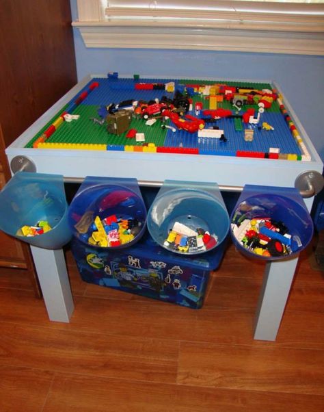 Kleiner Lego Tisch mit toller Organisationsystem Lego Cup, Diy Lego Table, Lego Table Diy, Lego Organization, Diy Lego, Lego Table, Lego Room, Lego Storage, Lego Minecraft