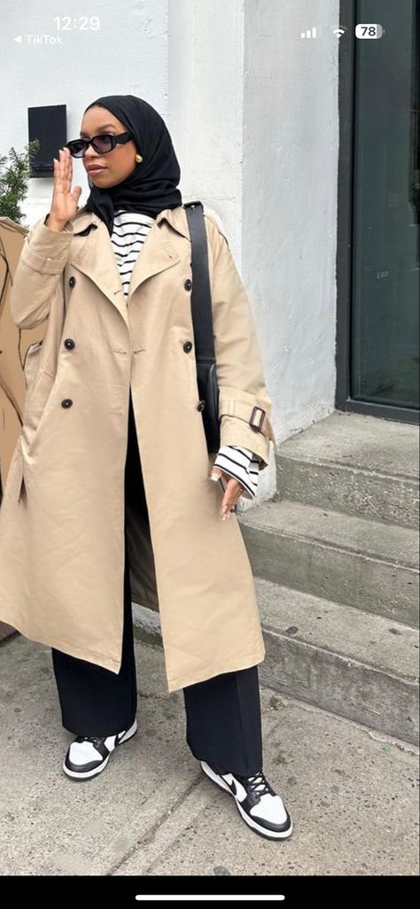 Beige Coat Hijab Outfit, Beige Trench Coat Outfit Hijab, Autumn Hijab Outfit Ideas, Trench Coat Hijab Outfit, Hijabi Trench Coat Outfit, Trench Coat Outfit Hijab, Beige Coat Outfit Winter, Trenchcoat Outfits, Beige Coat Outfit