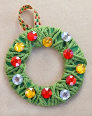 Easy Christmas Craft perfect for kids Easy Ornaments, Christmas Crafts For Toddlers, Christmas Yarn, Christmas Crafts For Adults, Christmas Crafts For Kids To Make, Christmas Crafts For Gifts, Preschool Christmas, Christmas Classroom, Easy Christmas Crafts